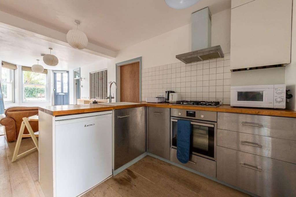 Lovely Self-contained Basement With Kitchen * Londres