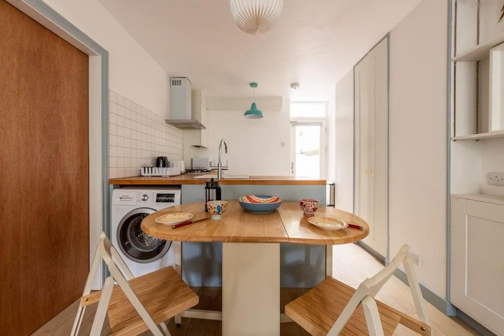 Lovely Self-contained Basement With Kitchen Londres
