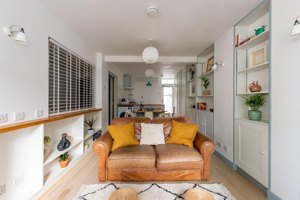 Lovely Self-contained Basement With Kitchen *