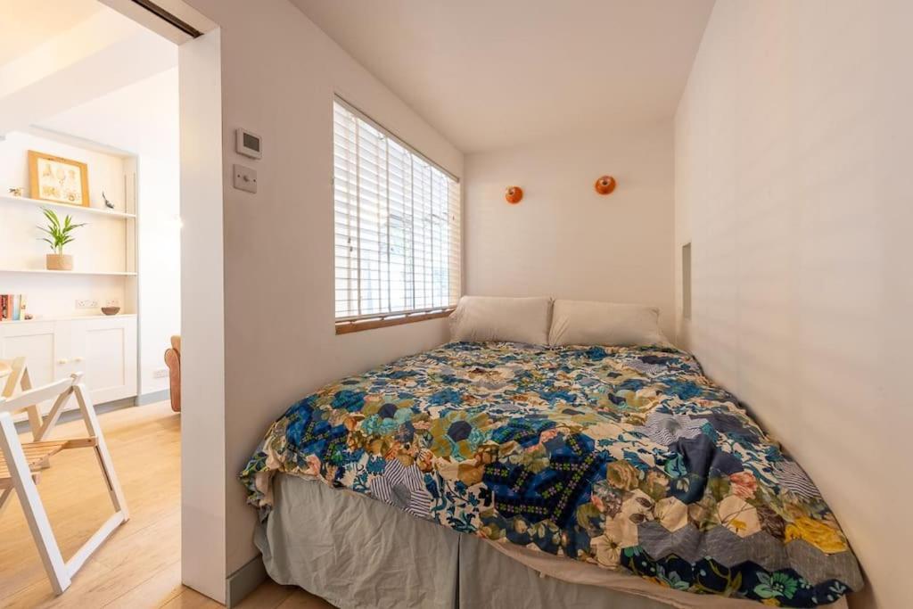 Lovely Self-contained Basement With Kitchen Londen